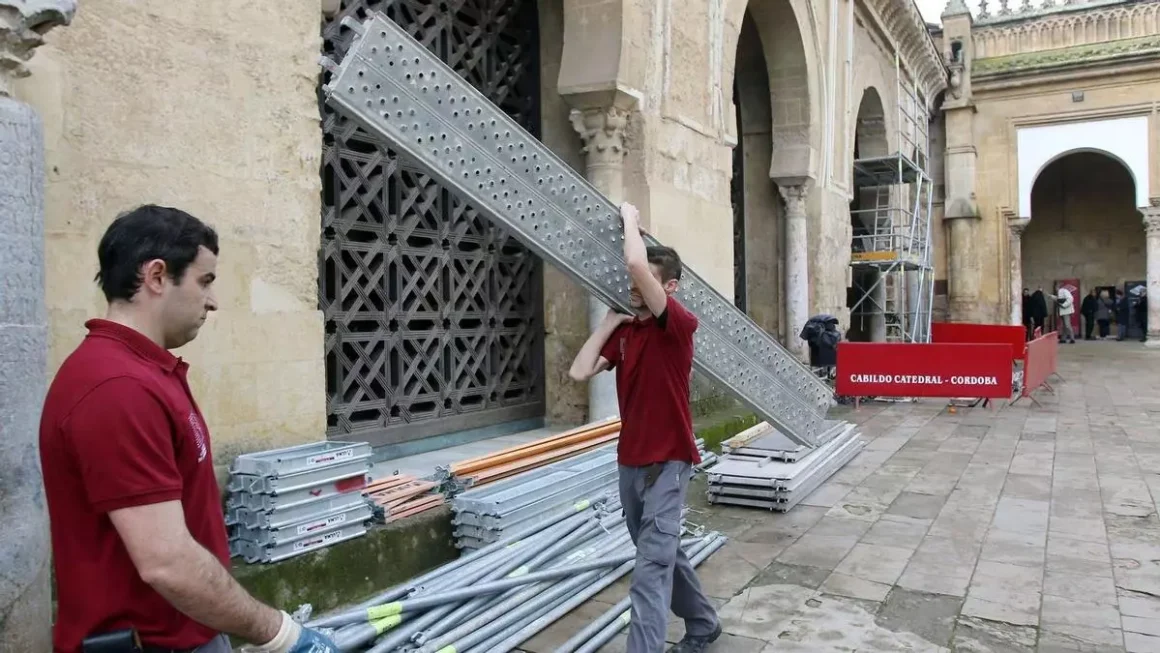 Trabajos de retirada de la celosía / El Día