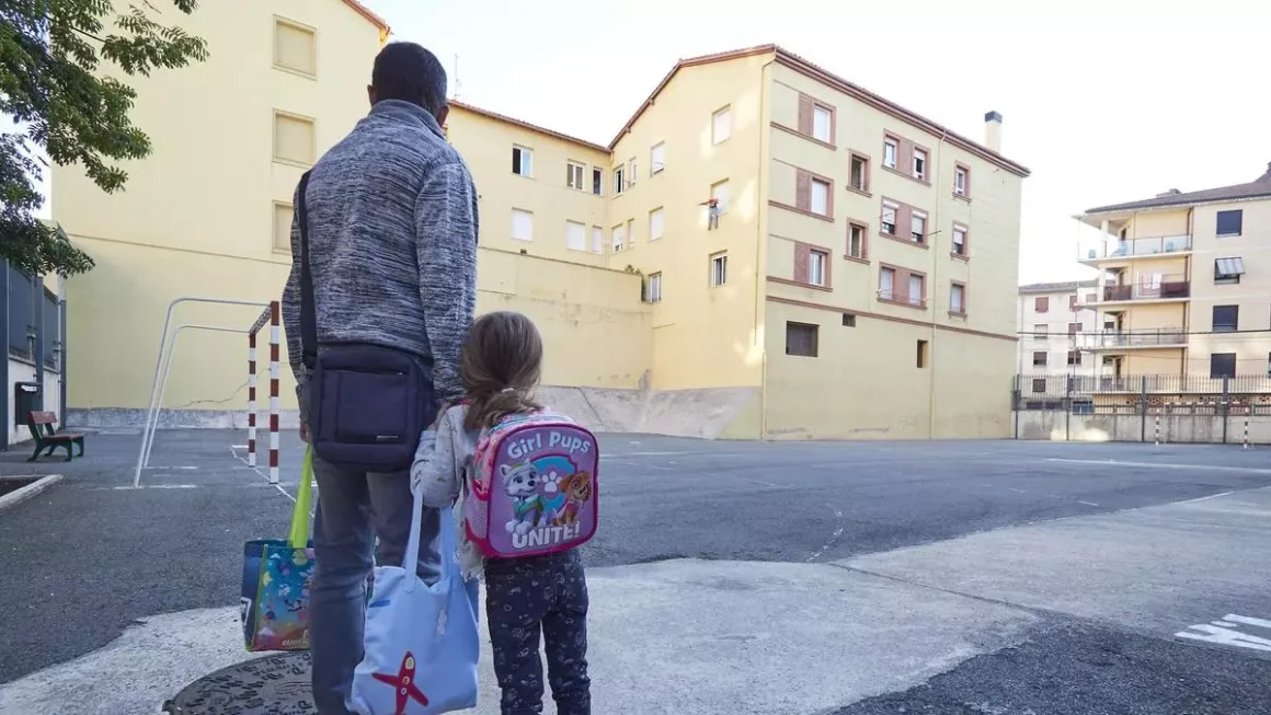 Un padre y su hija un centro escolar, en una imagen de archivo