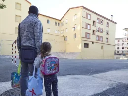 Un padre y su hija un centro escolar, en una imagen de archivo