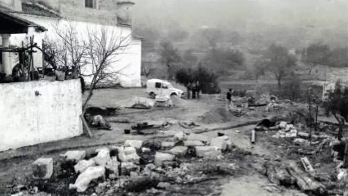 Obras del ayuntamiento en 1981 sobre la terraza ahora alquilada a un restaurante.