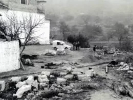 Obras del ayuntamiento en 1981 sobre la terraza ahora alquilada a un restaurante.