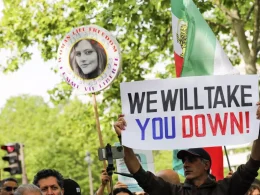 Manifestantes sostienen una pancarta y un retrato de Masha Amini, quien murió tras ser detenida por no llevar el velo islámico correctamente. — Teresa Suárez / EFE