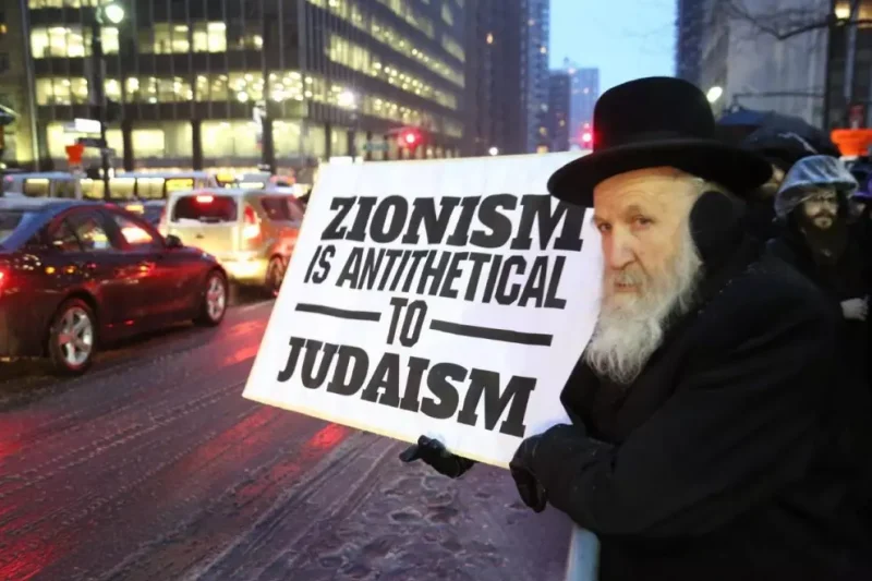 Un religioso ortodoxo judío enseña una pancarta durante una protesta en Nueva York. — TORAH JEWS