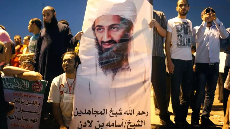 Protesta a favor del fundador de Al Qaeda, Osama Bin Laden, en El Cairo en el año 2012. / Asmaa Waguih /Reuters