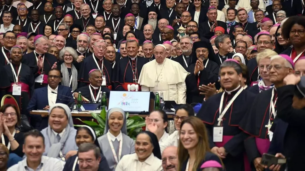 El Papa, con los miembros del Sínodo, en el Vaticano. / Riccardo Antimiani / Efe