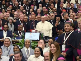 El Papa, con los miembros del Sínodo, en el Vaticano. / Riccardo Antimiani / Efe