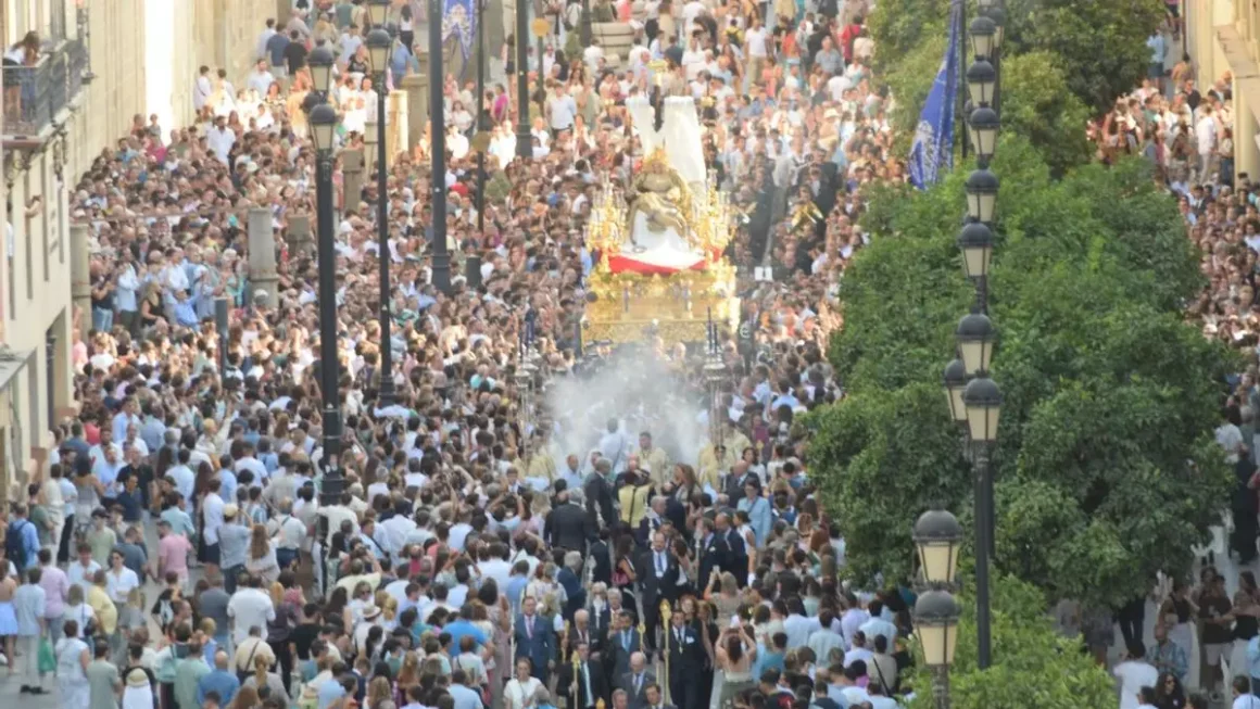 Imagen del regreso a su templo de la procesión extraordinaria de la Piedad del Baratillo, tras su coronación el pasado 14 de septiembre. / Jorge Jiménez