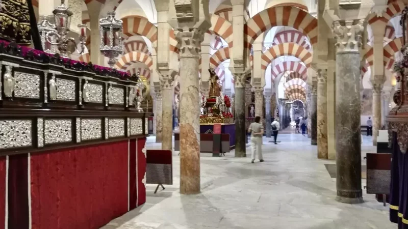 Exposición de cofradías organizada por el Cabildo en la Mezquita de Córdoba en 2019