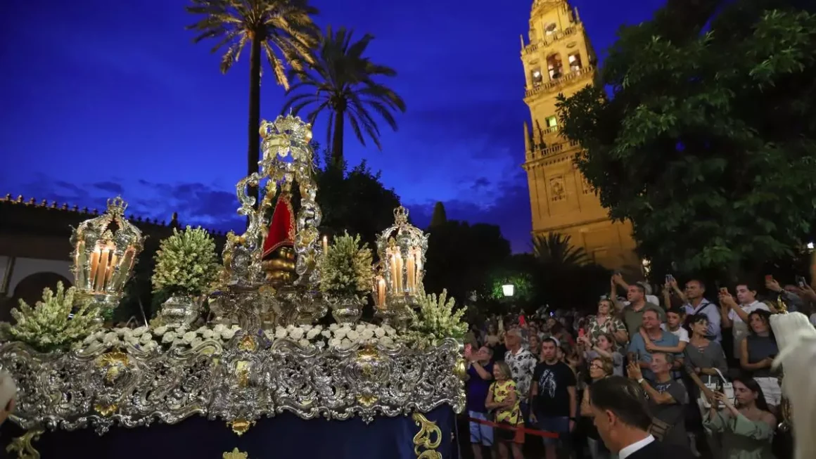 Misa y a continuación procesión de la Virgen de la Fuensanta desde la Mezquita Catedral al santuario por la Vela de la Fuensanta de 2023. / MANUEL MURILLO