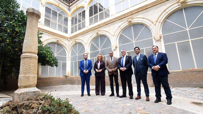 El presidente de la Diputación de Granada, Francis Rodríguez, ha firmado este lunes las escrituras de compra del histórico convento de la Inmaculada Concepción. Foto: Diputación de Granada