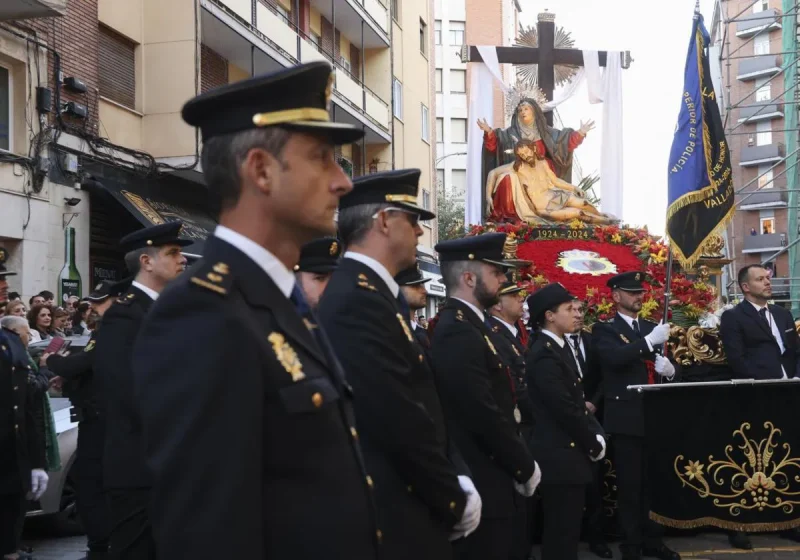 La procesión de la virgen de la Piedad en Valladolid, con la participación de la Policía Nacional. Alberto Mingueza