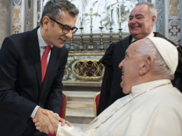 Félix Bolaños, ministro de Presidencia, asiste a la canonización de siete franciscanos españoles e invita al Papa a visitar Canarias, ante la crisis migratoria