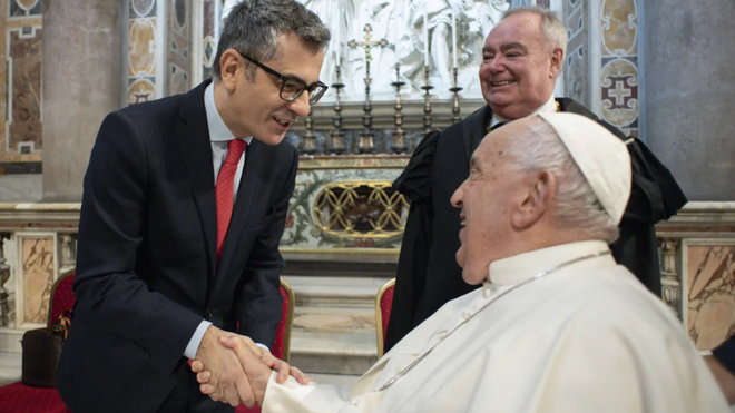 Félix Bolaños, ministro de Presidencia, asiste a la canonización de siete franciscanos españoles e invita al Papa a visitar Canarias, ante la crisis migratoria