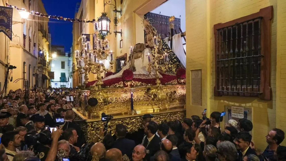 La Piedad del Baratillo saliendo de la capilla de la Carretería en la procesión extraordinaria de su coronación. / José Luis Montero