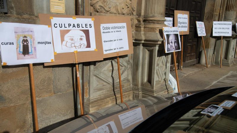 Imagen de una protesta de víctimas de abusos en la Iglesia navarra ante el Arzobispado. Iñaki Porto