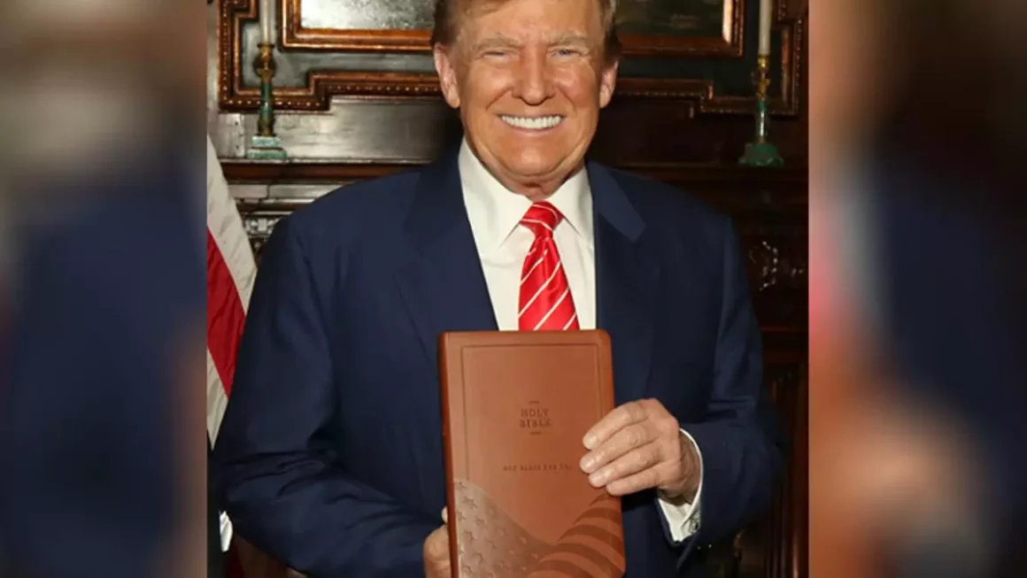 Donald Trump, con la versión de la Biblia de godblesstheusabible.com. / God Bless The USA Bible