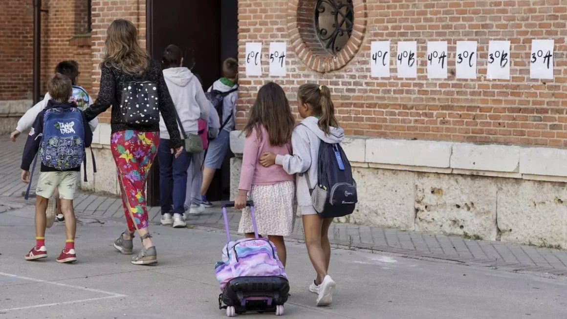 Alumnos de Primaria entrando a clase en un centro educativo. / E.P.