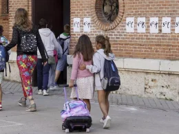 Alumnos de Primaria entrando a clase en un centro educativo. / E.P.