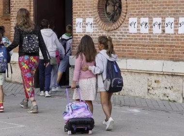 Alumnos de Primaria entrando a clase en un centro educativo. / E.P.