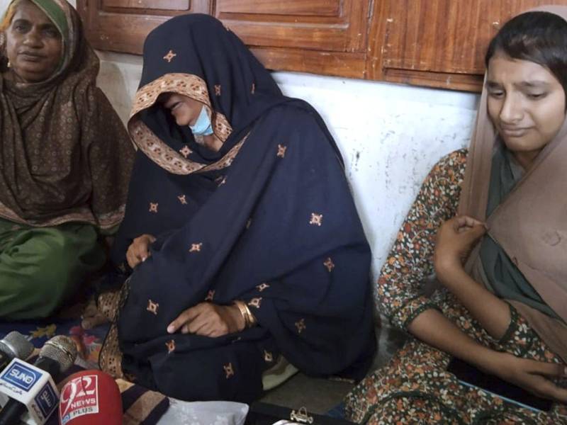 (De ext. izq.) La madre, la esposa y la hija de Shah Nawaz, asesinado a tiros por agentes de policía en el sur de Pakistán. Foto: Allah Bux/Associated Press