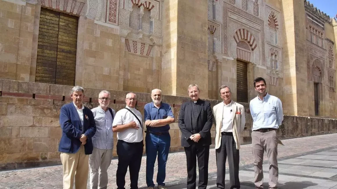 El presidente Icomos España, Juan Carlos Molina, (centro), junto al deán del Cabildo Catedral, Joaquín Alberto Nieva, ante la Mezquita-Catedral