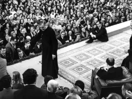 El fundador del Opus Dei, Josemaría Escrivá de Balaguer, se dirige a unas 6.000 personas congregadas en Barcelona en 1972