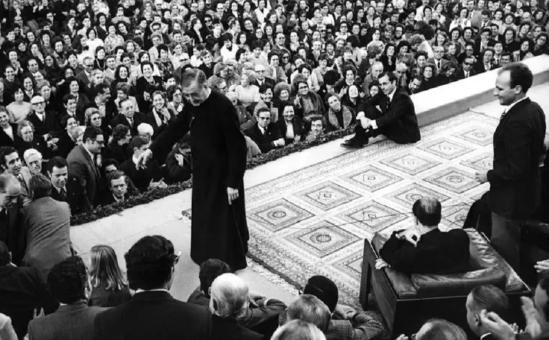 El fundador del Opus Dei, Josemaría Escrivá de Balaguer, se dirige a unas 6.000 personas congregadas en Barcelona en 1972