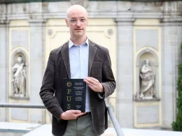 El periodista Gareth Gore en la biblioteca Iván de Vargas, con la basílica de San Miguel al fondo. Marta Jara