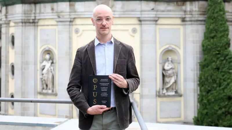 El periodista Gareth Gore en la biblioteca Iván de Vargas, con la basílica de San Miguel al fondo. Marta Jara