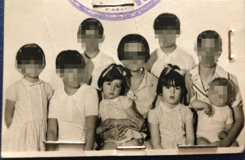 Foto familiar de Cristina Pérez, en brazos de su abuela, en el centro de la foto, que acusa al sacerdote Juan Carlos González de Suso de abusar de ella en los años setenta en el colegio de El Pilar. A su izquierda está su hermana Ana, que le ha ayudado en todo el proceso de denuncia ante la orden.