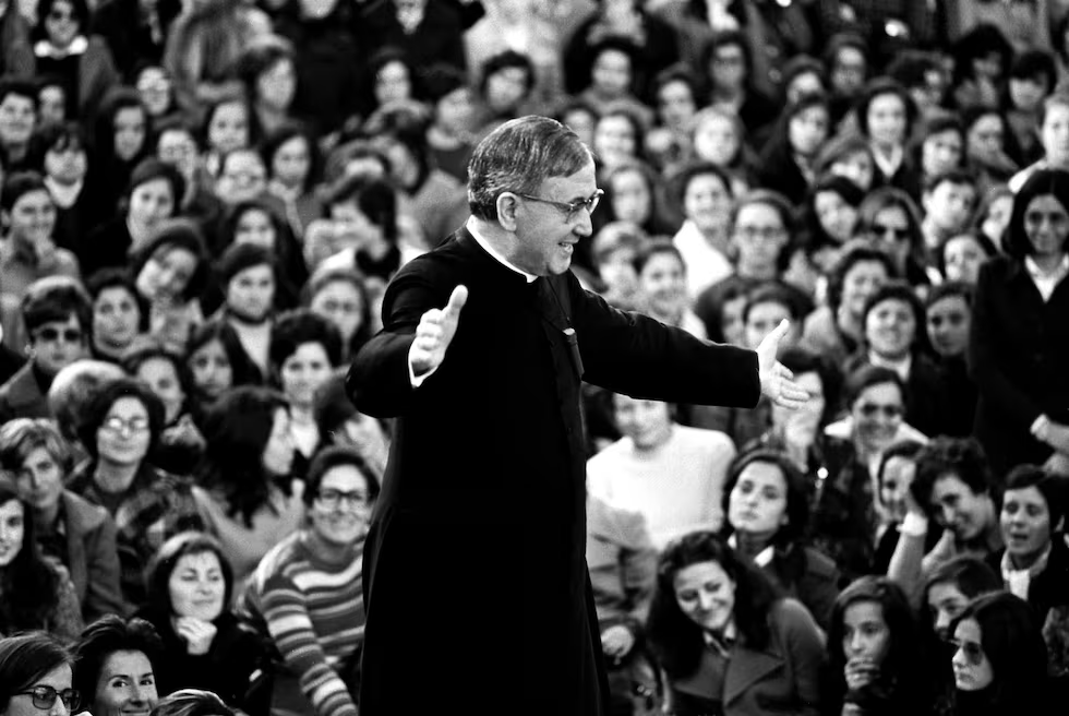 José María Escrivá de Balaguer, fundador del Opus Dei, se dirige a una multitud de fieles en Barcelona en noviembre de 1972.Opus Dei Rome / Getty Images