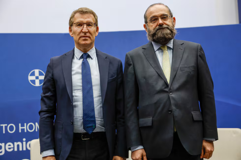 El presidente de la Asociación Católica de Propagandista y de la Fundación Universitaria San Pablo CEU, Alfonso Bullón de Mendoza, junto al líder del PP, Alberto Núñez Feijóo, en un homenaje al fallecido político Eugenio Nasarre celebrado en marzo.ZIPI (EFE)