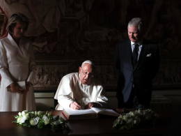 El papa Francisco rodeado de los reyes de los belgas, Matilde y Felipe, durante su visita a Bruselas a finales de septiembre.OLIVIER HOSLET / POOL (EFE)