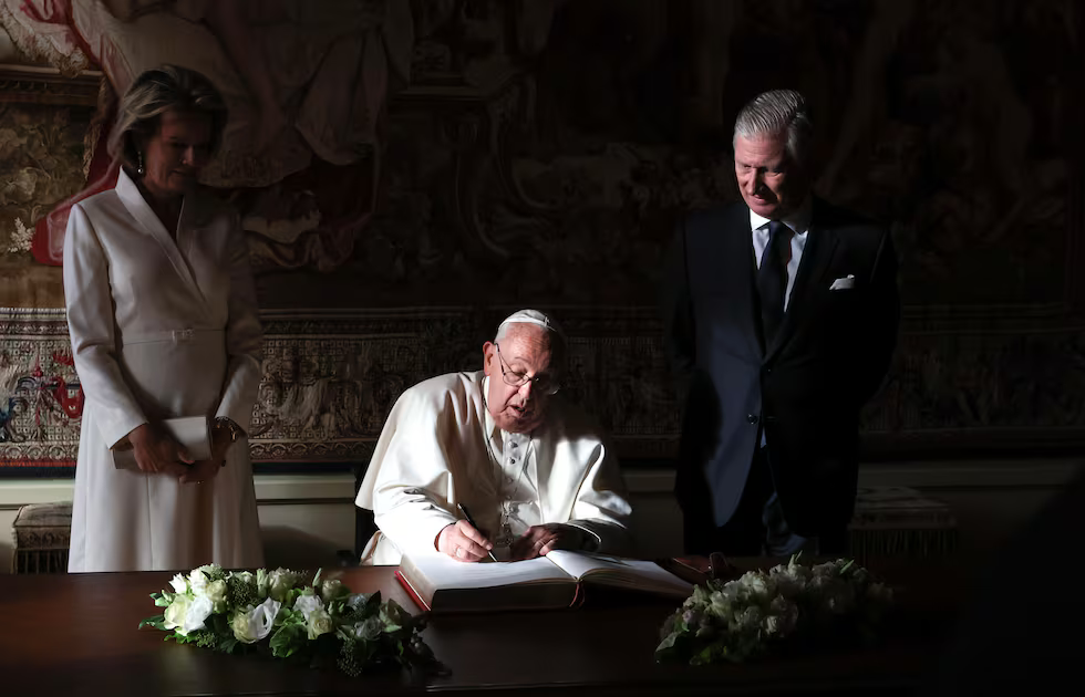 El papa Francisco rodeado de los reyes de los belgas, Matilde y Felipe, durante su visita a Bruselas a finales de septiembre.OLIVIER HOSLET / POOL (EFE)