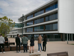 Alumnos a la entrada de la Universidad Internacional de la Empresa (UNIE) en Tres Cantos, Madrid, este viernes.Santi Burgos