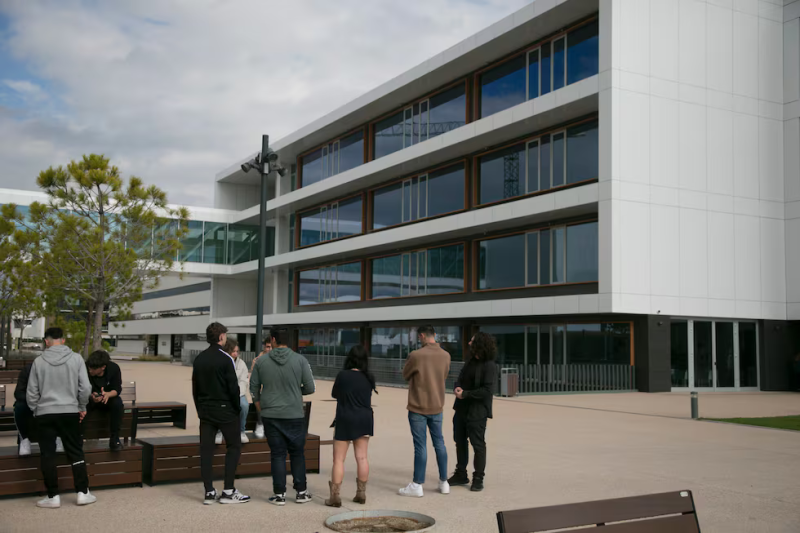 Alumnos a la entrada de la Universidad Internacional de la Empresa (UNIE) en Tres Cantos, Madrid, este viernes.Santi Burgos