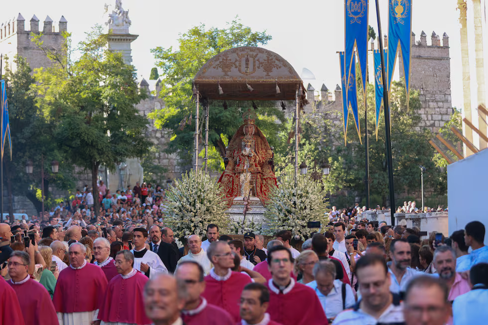 La procesión de la Virgen de los Reyes, el 15 de agosto cerca de la catedral de Sevilla.Rocio Ruz (Europa Press via Getty Images)