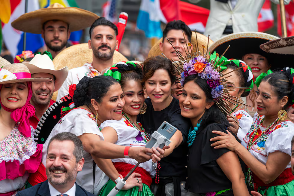 Isabel Díaz Ayuso se fotografiaba el sábado con participantes en la cabalgata de la Hispanidad, en Madrid.FERNANDO VILLAR