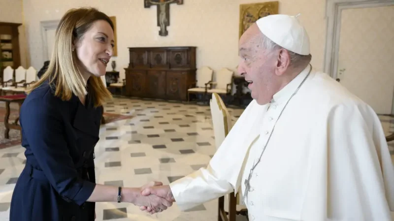 El Papa recibe a la presidenta del Parlamento Europeo, Roberta Metsola, en el Vaticano, el 25 de octubre de 2024.AP/LAPRESSE