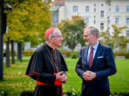 El Secretario de Estado de la Santa Sede, Cardenal Pietro Parolin, junto al Primer Ministro de la República Checa, Petr Fiala.