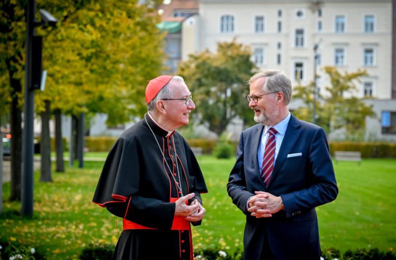 El Secretario de Estado de la Santa Sede, Cardenal Pietro Parolin, junto al Primer Ministro de la República Checa, Petr Fiala.