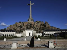 Un fraile camina frente al antes llamado Valle de los Caídos.Manu Fernandez