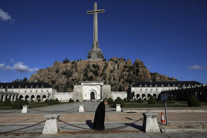 Un fraile camina frente al antes llamado Valle de los Caídos.Manu Fernandez