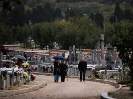 Varias personas en un paseo del cementerio de La Almudena, a 1 de noviembre de 2023, en Madrid (España).Europa Press