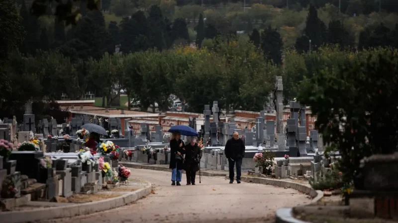 Varias personas en un paseo del cementerio de La Almudena, a 1 de noviembre de 2023, en Madrid (España).Europa Press