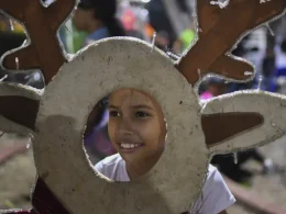 Una niña posa para una foto con adornos navideños en Valencia, Venezuela, el martes 1 de octubre de 2024.Jacinto Oliveros / LA PRESSE