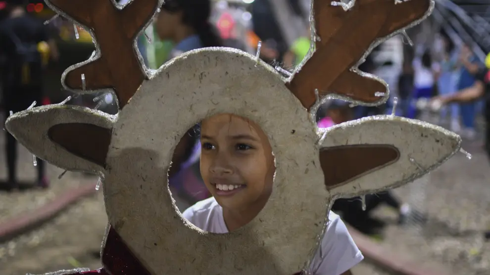 Una niña posa para una foto con adornos navideños en Valencia, Venezuela, el martes 1 de octubre de 2024.Jacinto Oliveros / LA PRESSE