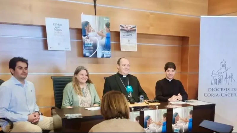 El obispo, Jesús Pulido, ayer en la presentación de la memoria anual. / EL PERIÓDICO