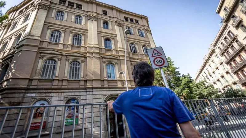 Una víctima de abusos delante de la escuela de los Jesuïtes de Casp. | JORDI OTIX / GERMÁN GONZÁLEZ J. G. ALBALAT