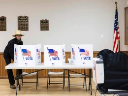 Un hombre amish vota en un colegio electoral en Witmer, Pensilvania, este martes.RYAN COLLERDAFP